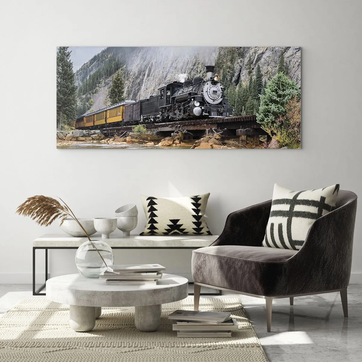 Glasbild - Bild auf glas - Eine Dampflokomotive auf einer Brücke in einer malerischen Berglandschaft - 140x50cm - Wo willst du hin? Wohin? - Moderne Wanddekoration für Wohnzimmer und Schlafzimmer ARTTOR