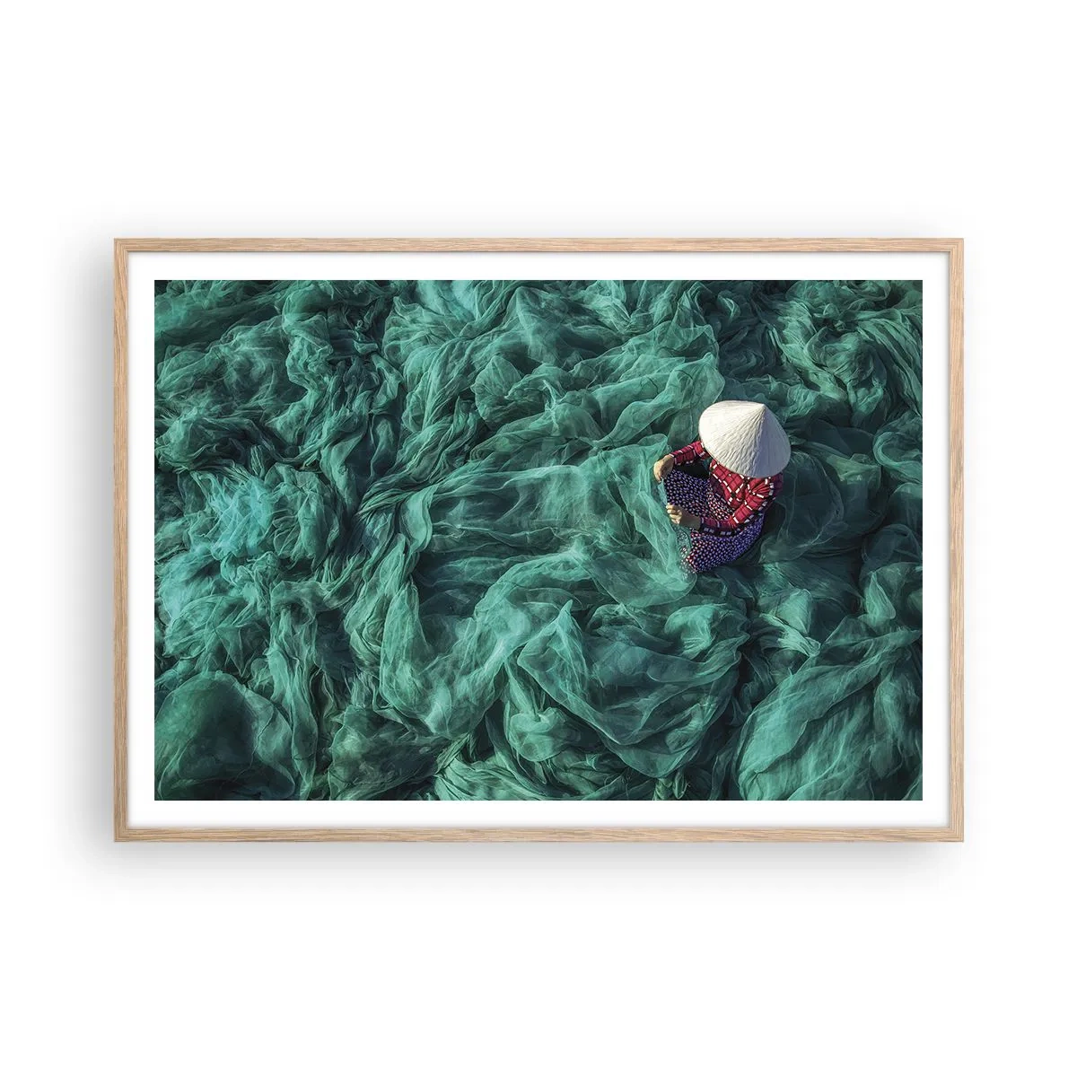 Poster in einem Rahmen aus heller Eiche - In einem Meer aus Netzen - 100x70 cm