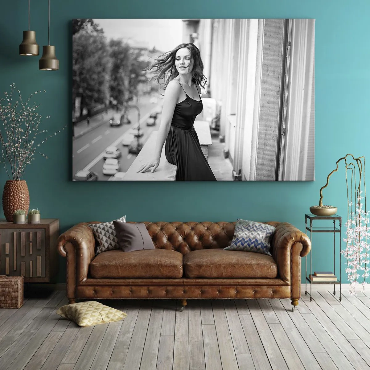 Bild auf Leinwand - Leinwandbild - Schwarz-Weiß-Foto einer Frau auf einem Balkon - 100x70cm - Bestimmt ein Pariser - Moderne Wanddekoration für Wohnzimmer und Schlafzimmer ARTTOR