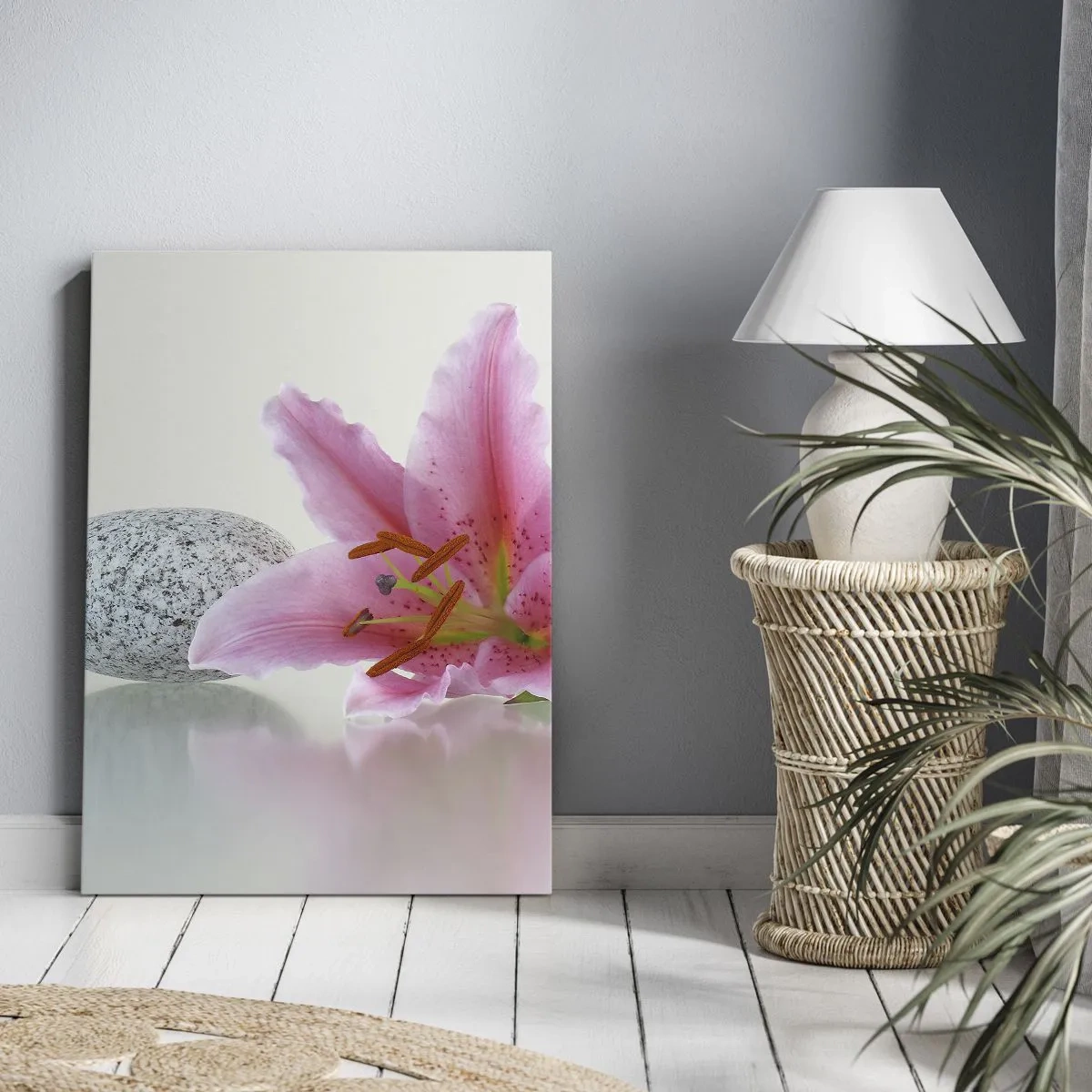 Bild auf Leinwand - Leinwandbild - Rosa Lilienblüte mit Steinen auf hellem Hintergrund - 50x70cm - Eine Studie in Pink, Grau und Weiß - Moderne Wanddekoration für Wohnzimmer und Schlafzimmer ARTTOR