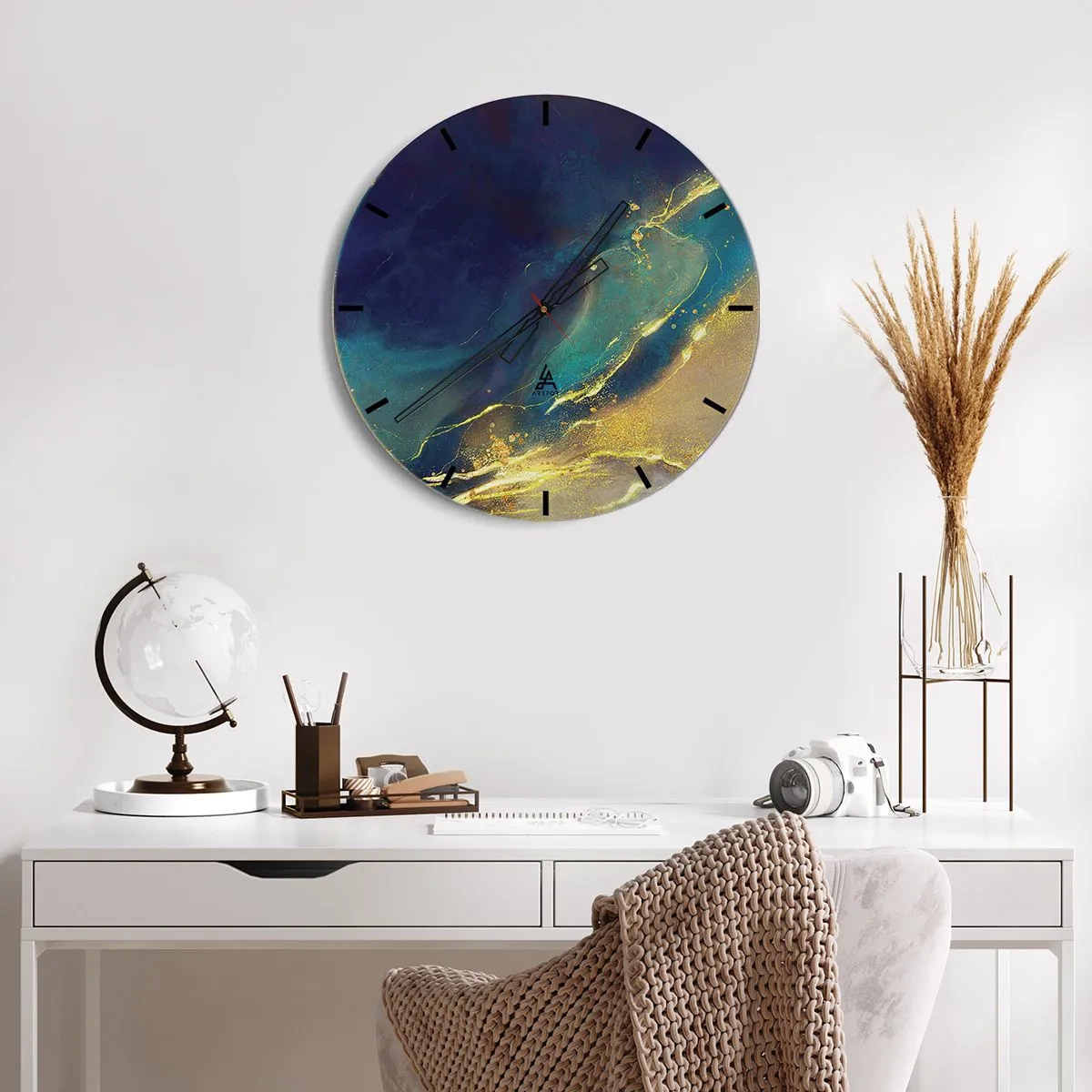 Wanduhr - Glasuhr - Eine abstrakte Komposition in Marineblau und Gold, die einem Wasserbecken ähnelt - 30x30cm - Der goldene Teich - Moderne Wanddekoration für Wohnzimmer, Küche und Schlafzimmer ARTTOR