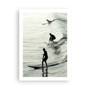 Poster - Drei Surfer reiten in monochromem Stil auf den Wellen - 50x70cm - Gegen die Welle - Moderne Wanddekoration für Wohnzimmer und Schlafzimmer ARTTOR