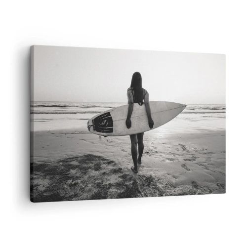 Bild auf Leinwand - Leinwandbild - Frau mit Surfbrett am Strand in Schwarz und Weiß - 70x50cm - Die Tochter der Meereswelle - Moderne Wanddekoration für Wohnzimmer und Schlafzimmer ARTTOR