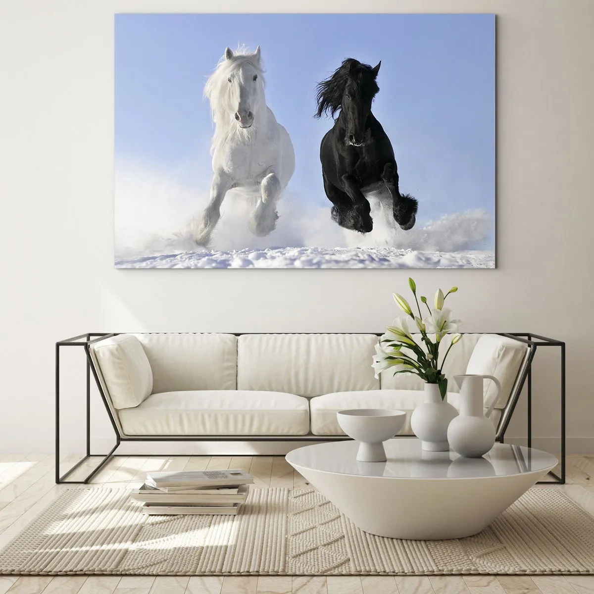Glasbild - Bild auf glas - Ein schwarz-weißes Pferd, das durch den Schnee in einer Winterlandschaft rennt - 120x80cm - Schwarz-Weiß-Galopp - Moderne Wanddekoration für Wohnzimmer und Schlafzimmer ARTTOR