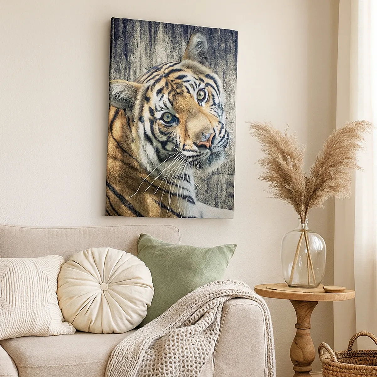 Bild auf Leinwand - Leinwandbild - Ein Tiger liegt an einer rauen Wand - 50x70cm - Portrait in Lichtstrahlen - Moderne Wanddekoration für Wohnzimmer und Schlafzimmer ARTTOR