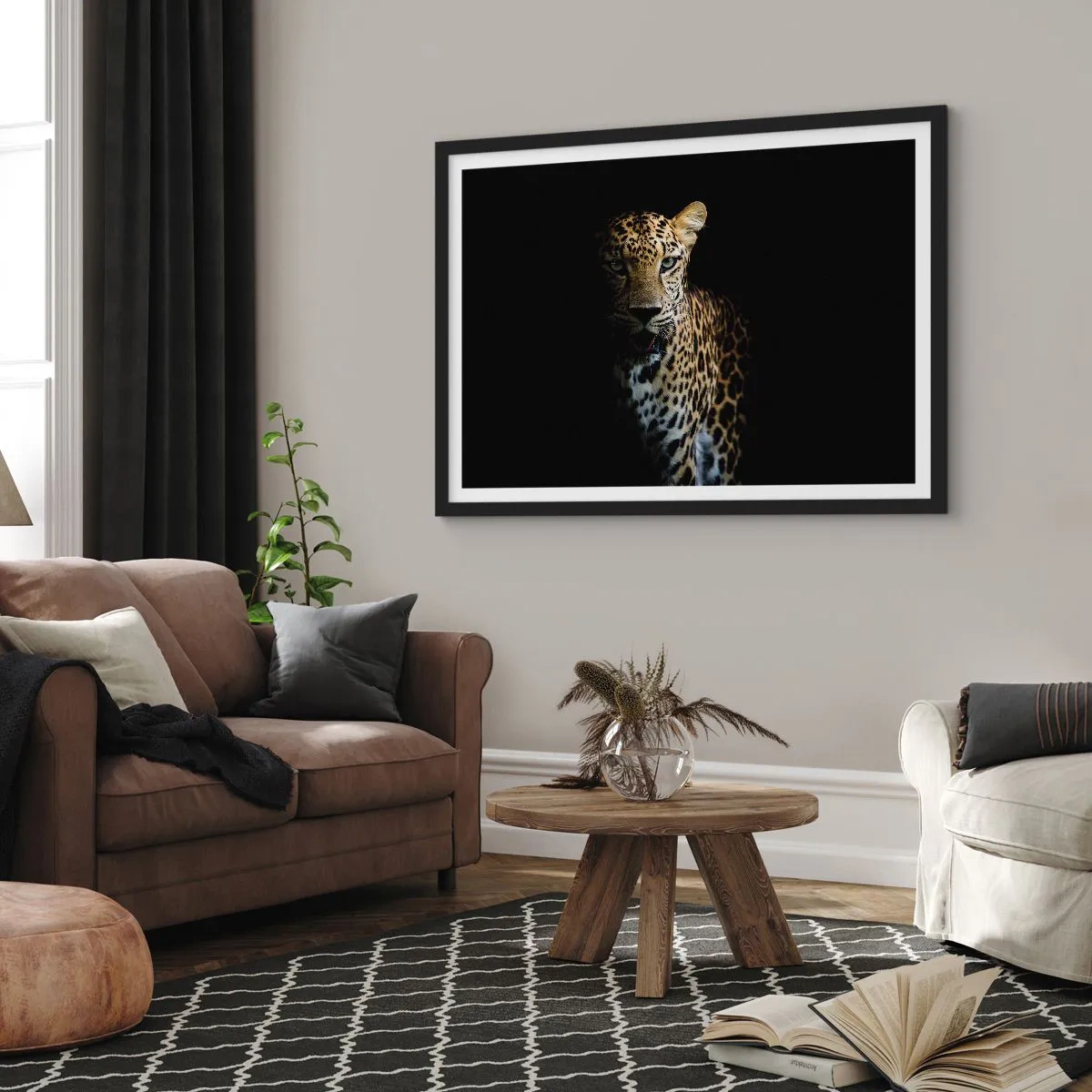 Poster in einem schwarzem Rahmen - Ein Leopard auf dunklem Hintergrund mit intensivem Blick - 100x70cm - Dunkle Schönheit - Moderne Wanddekoration für Wohnzimmer und Schlafzimmer ARTTOR