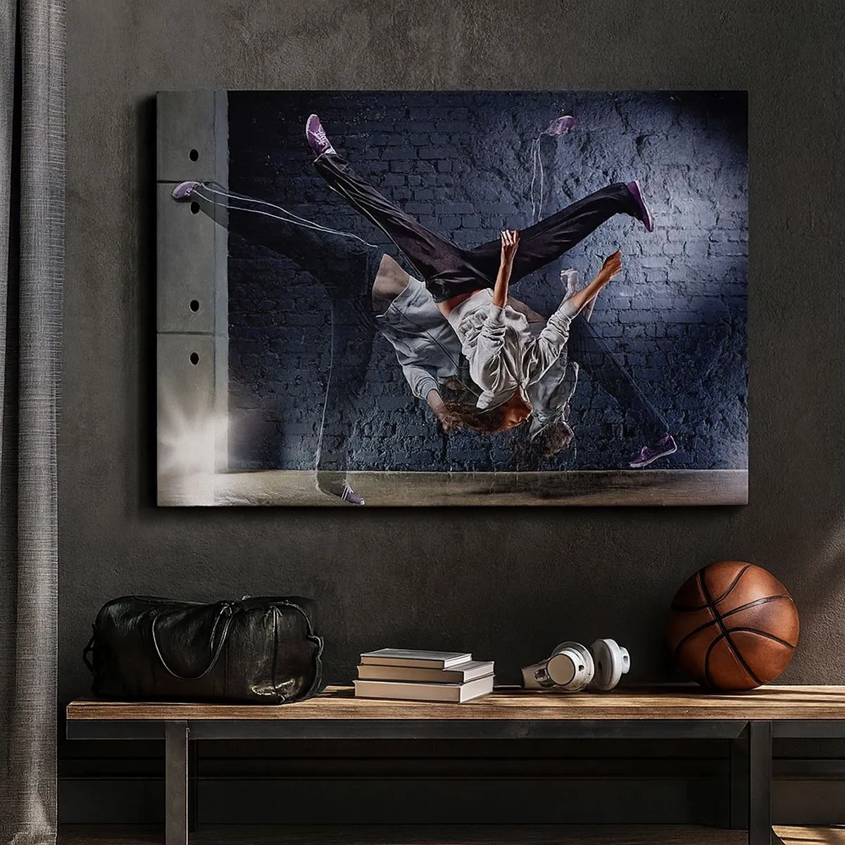 Bild auf Leinwand - Leinwandbild - Eine Tänzerin bei einem dynamischen Sprung gegen eine Ziegelmauer - 70x50cm - Straßenstar - Moderne Wanddekoration für Wohnzimmer und Schlafzimmer ARTTOR