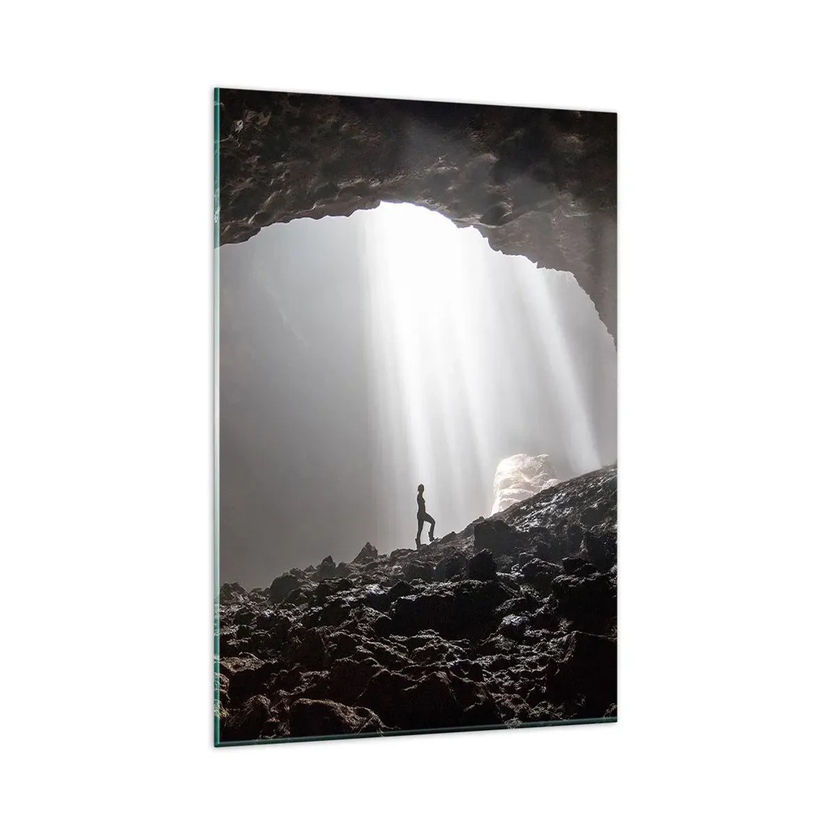 Glasbild - Bild auf glas - Eine Figur in einer Höhle, beleuchtet von Lichtstrahlen - 80x120cm - Die leuchtende Grotte - Moderne Wanddekoration für Wohnzimmer und Schlafzimmer ARTTOR