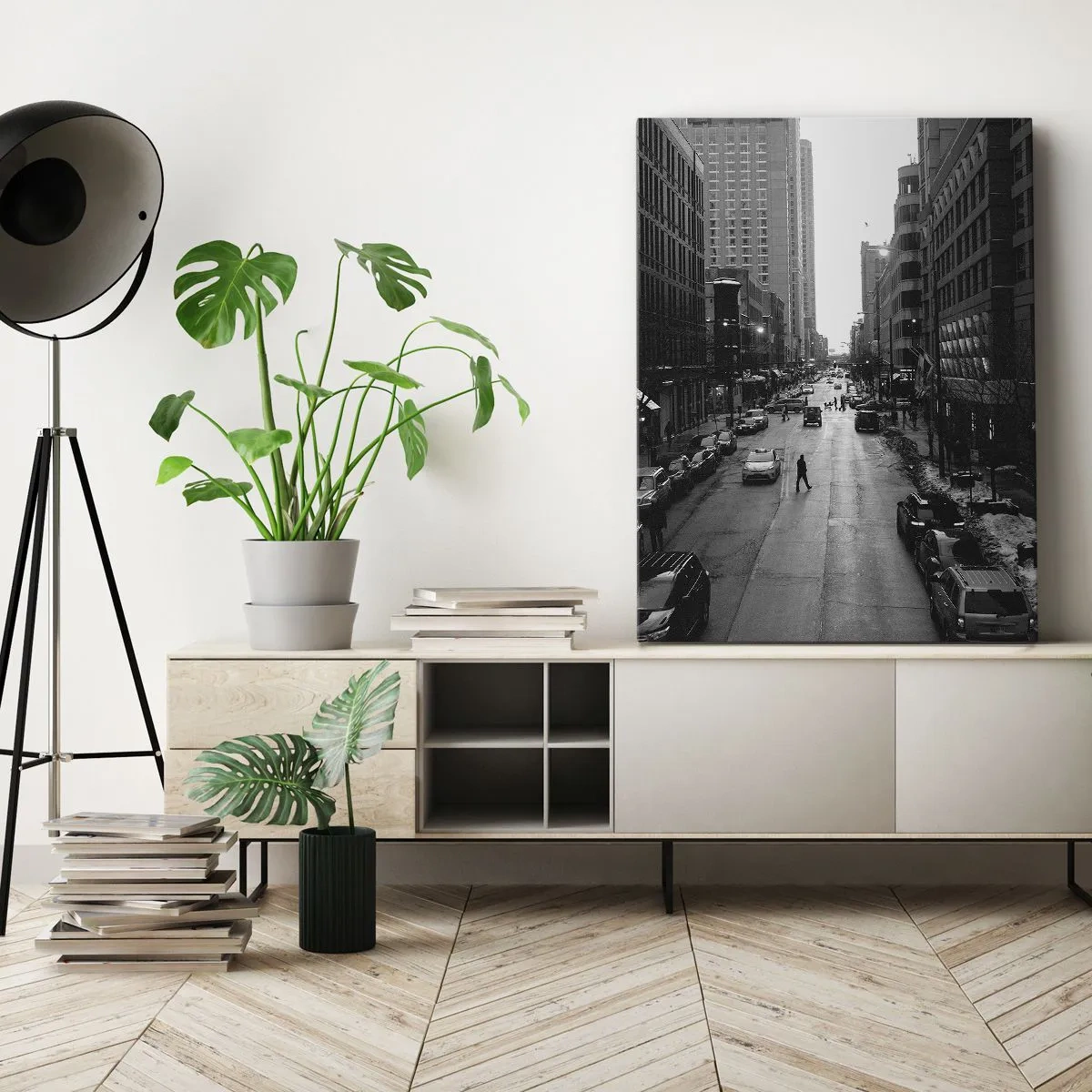 Bild auf Leinwand - Leinwandbild - Eine schwarz-weiße Straße mitten in der Stadt mit Autos und Fußgängern - 80x120cm - Ein weiterer Tag wie jeder andere Tag - Moderne Wanddekoration für Wohnzimmer und Schlafzimmer ARTTOR
