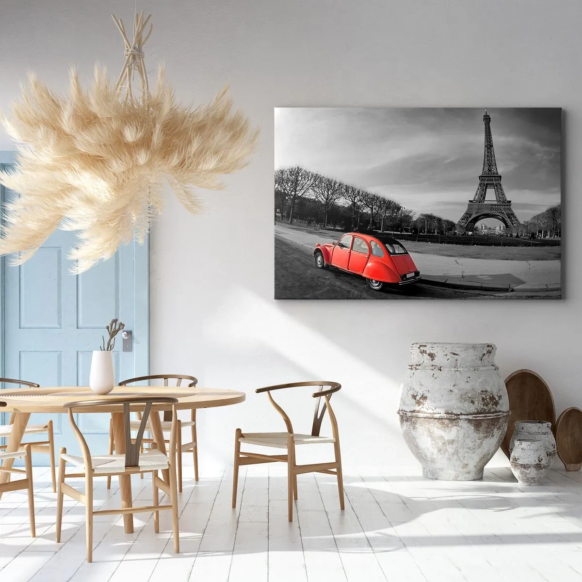 Bild auf Leinwand - Leinwandbild - Ein rotes Auto mit dem Eiffelturm im Hintergrund in einer schwarz-weißen Landschaft - 100x70cm - Pariser als Paris selbst - Moderne Wanddekoration für Wohnzimmer und Schlafzimmer ARTTOR