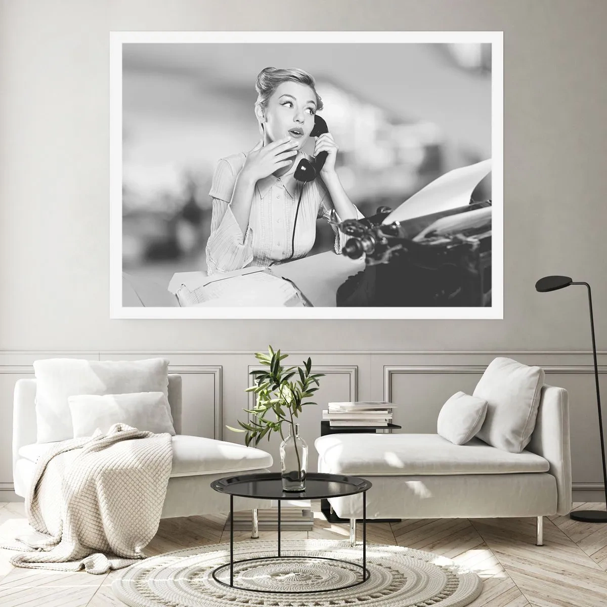 Poster - Eine Frau telefoniert an einer Schreibmaschine - 100x70cm - Hallo, wir sind in den 1950er Jahren. - Moderne Wanddekoration für Wohnzimmer und Schlafzimmer ARTTOR