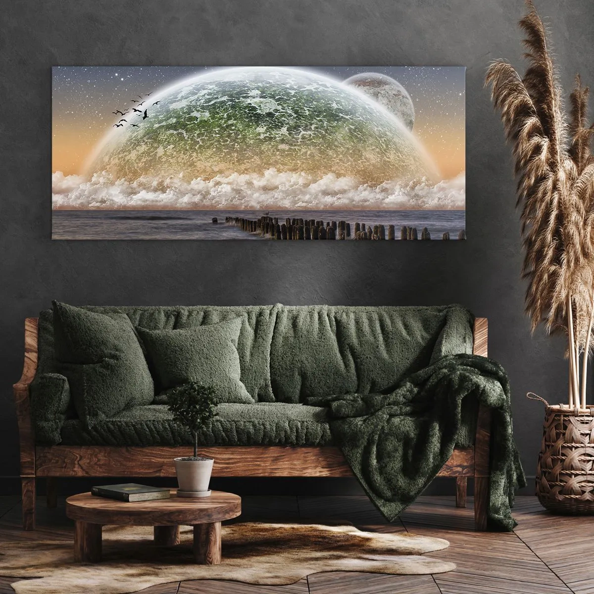 Bild auf Leinwand - Leinwandbild - Eine fantastische Landschaft mit einem großen Planeten über dem Meer und einem Holzsteg. - 140x50cm - Und die Welt tauchte aus dem Wasser auf - Moderne Wanddekoration für Wohnzimmer und Schlafzimmer ARTTOR