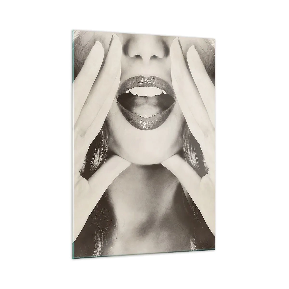 Glasbild - Bild auf glas - Eine Frau mit Lippenstift auf den Lippen und den Händen vor dem Gesicht - 50x70cm - Ich komme schon! - Moderne Wanddekoration für Wohnzimmer und Schlafzimmer ARTTOR