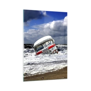 Glasbild - Bild auf glas - Ein versunkener Bus am Strand inmitten von Wellen und rauer See - 80x120cm - Und was stehst du so erstaunt? - Moderne Wanddekoration für Wohnzimmer und Schlafzimmer ARTTOR