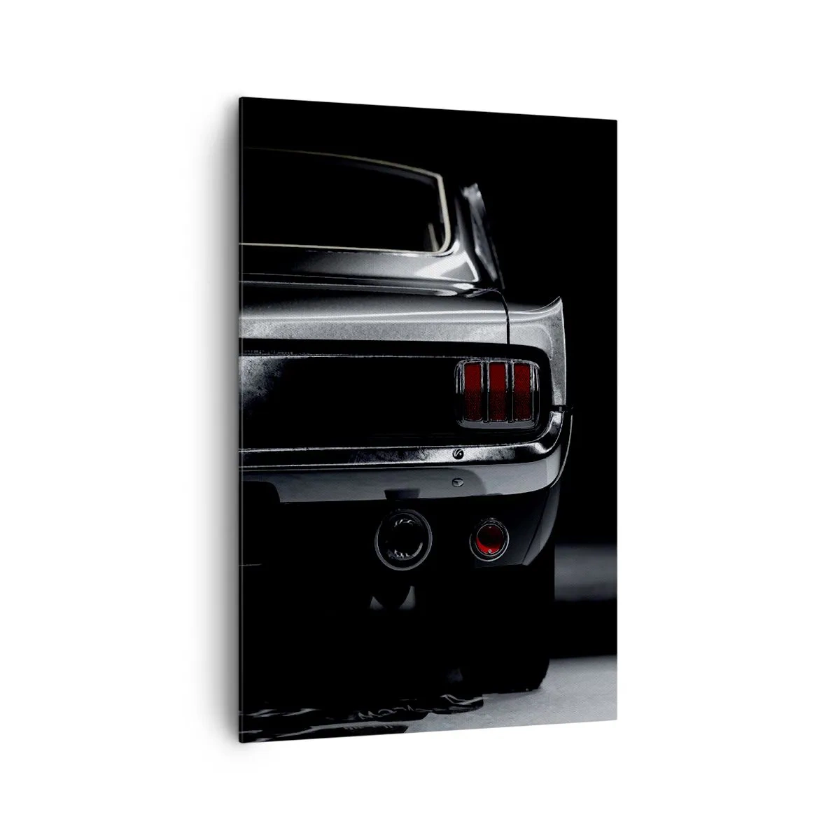 Bild auf Leinwand - Leinwandbild - Ein Schwarzweißbild des Hecks eines Oldtimers vor dunklem Hintergrund. - 80x120cm - Charme des Klassikers - Moderne Wanddekoration für Wohnzimmer und Schlafzimmer ARTTOR