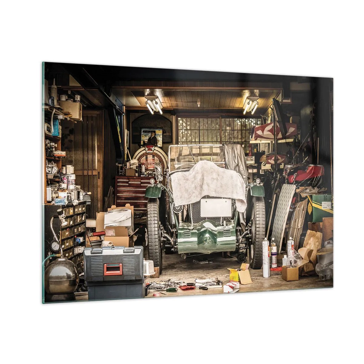 Glasbild - Bild auf glas - Vintage-Garage mit einem mit einem Tuch abgedeckten Auto, umgeben von Werkzeugen und Kisten - 100x70cm - Zurück in die Vergangenheit - Moderne Wanddekoration für Wohnzimmer und Schlafzimmer ARTTOR