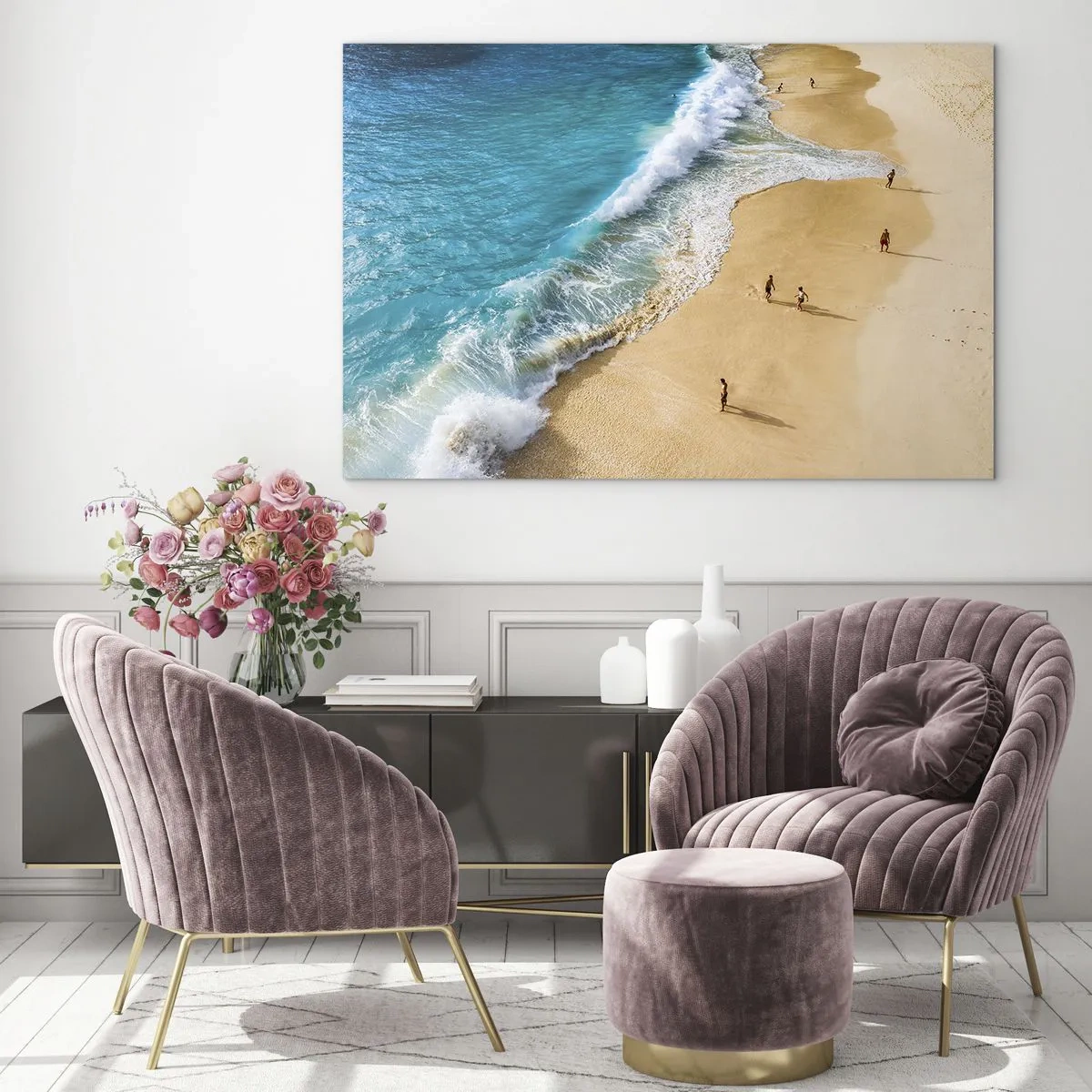 Glasbild - Bild auf glas - Ein goldener Strand mit türkisfarbenem Wasser und Menschen, die am Ufer entlang spazieren - 70x50cm - Und dann die Sonne, der Strand… - Moderne Wanddekoration für Wohnzimmer und Schlafzimmer ARTTOR