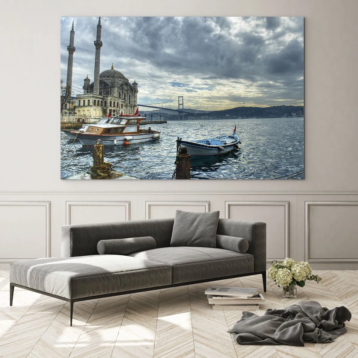 Glasbild - Bild auf glas - Blick auf die Moschee, die Brücke und die Boote am Kai - 120x80cm - An der Grenze der Welten - Moderne Wanddekoration für Wohnzimmer und Schlafzimmer ARTTOR