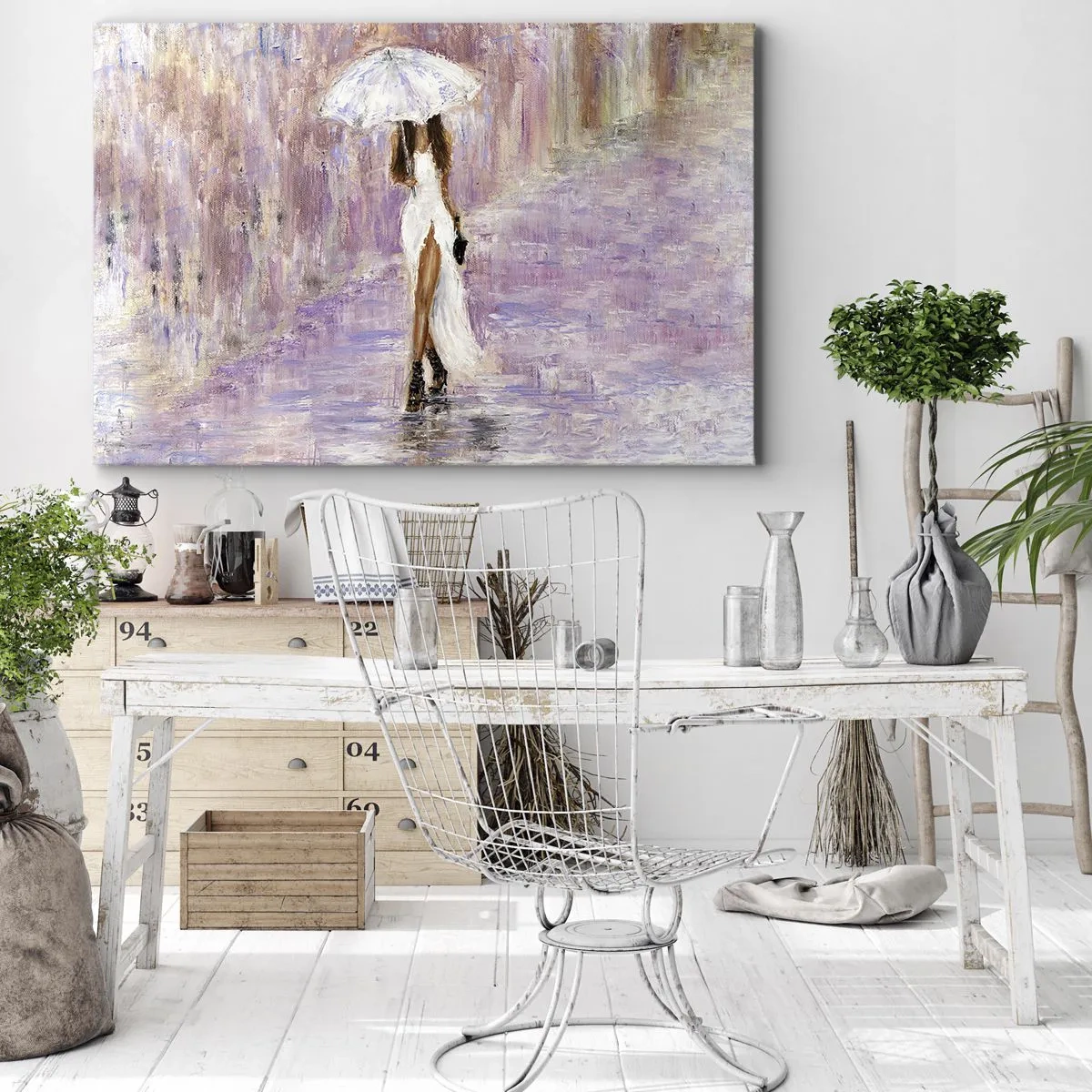 Bild auf Leinwand - Leinwandbild - Eine Frau mit einem Regenschirm, die im Regen in Fliedertönen läuft - 70x50cm - Im lila Regen - Moderne Wanddekoration für Wohnzimmer und Schlafzimmer ARTTOR