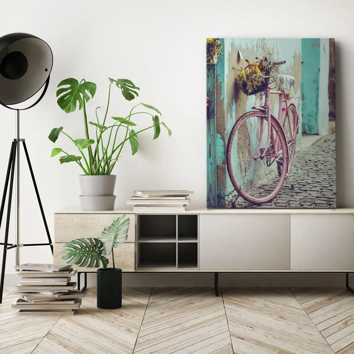 Bild auf Leinwand - Leinwandbild - Ein rosa Fahrrad neben einer türkisfarbenen Tür - 50x70cm - Ich komme gleich wieder - Moderne Wanddekoration für Wohnzimmer und Schlafzimmer ARTTOR