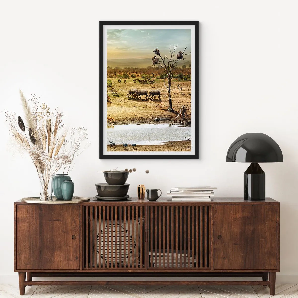 Poster in einem schwarzem Rahmen - Savanne mit Nashörnern und Wasserstelle - 50x70cm - Ein Fluss floss aus Eden ... - Moderne Wanddekoration für Wohnzimmer und Schlafzimmer ARTTOR