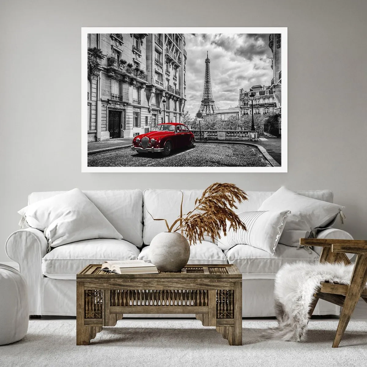 Poster - Ein rotes Auto mit dem Eiffelturm im Hintergrund in einer schwarz-weißen Umgebung - 100x70cm - Raubtier in der Stadt - Moderne Wanddekoration für Wohnzimmer und Schlafzimmer ARTTOR