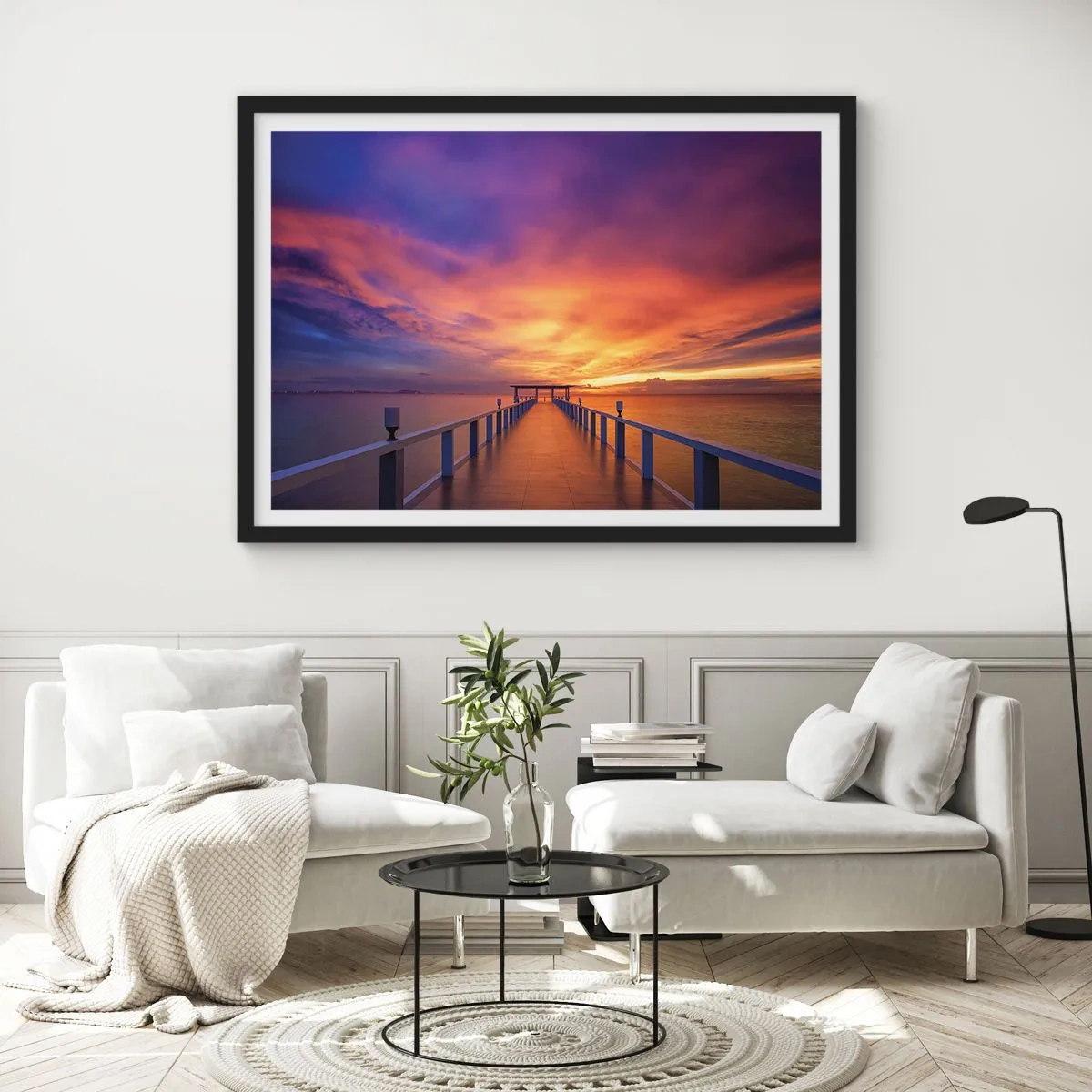 Poster in einem schwarzem Rahmen - Ein Steg, der bei Sonnenuntergang aufs Meer hinausführt - 100x70cm - Ohne Ende - Moderne Wanddekoration für Wohnzimmer und Schlafzimmer ARTTOR