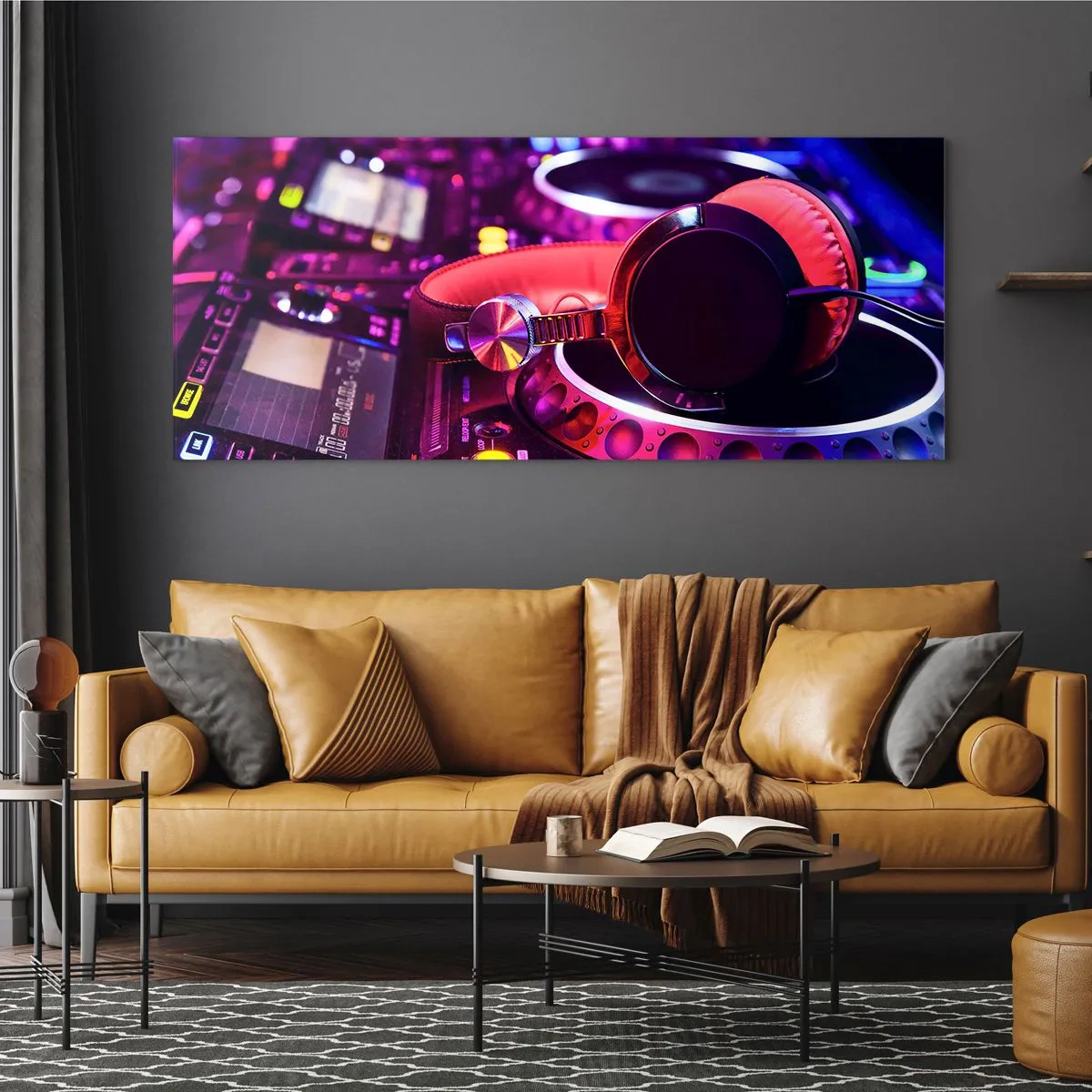Glasbild - Bild auf glas - DJ-Kopfhörer auf einer Konsole mit Neonbeleuchtung - 120x50cm - Bevor der Spaß beginnt - Moderne Wanddekoration für Wohnzimmer und Schlafzimmer ARTTOR