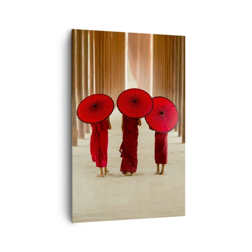 Bild auf Leinwand - Leinwandbild - Drei Mönche mit roten Regenschirmen in traditioneller Architektur - 80x120cm - Auf dem Weg ins Reine Land - Moderne Wanddekoration für Wohnzimmer und Schlafzimmer ARTTOR
