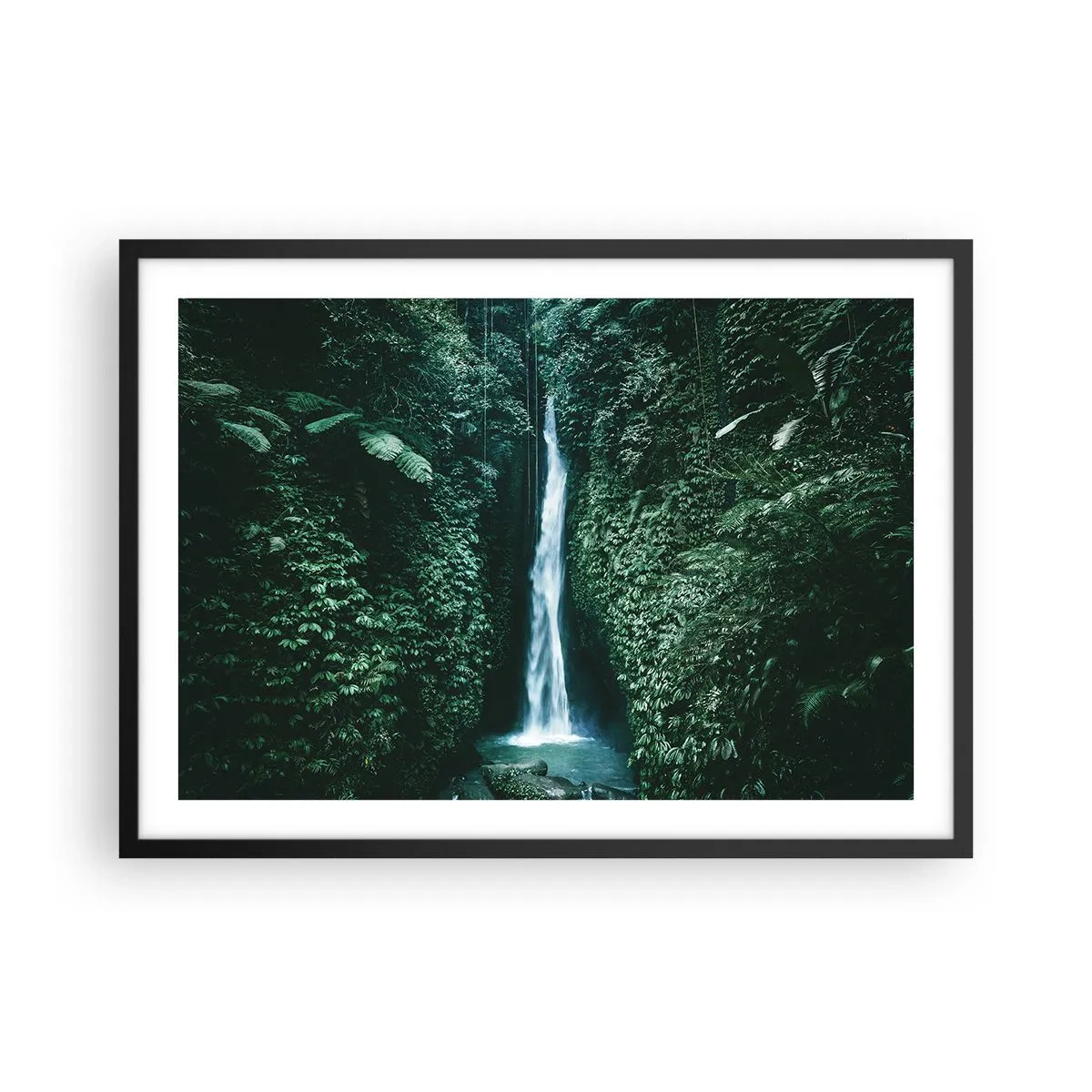 Poster in einem schwarzem Rahmen - Ein Wasserfall, umgeben von dichter tropischer Vegetation - 70x50cm - Tropisches Spa - Moderne Wanddekoration für Wohnzimmer und Schlafzimmer ARTTOR