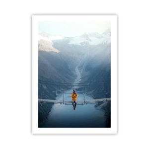 Poster - Eine Person in einer gelben Jacke sitzt auf einer Hängebrücke über einem Tal - 50x70cm - Entzückt in der Schwebe - Moderne Wanddekoration für Wohnzimmer und Schlafzimmer ARTTOR