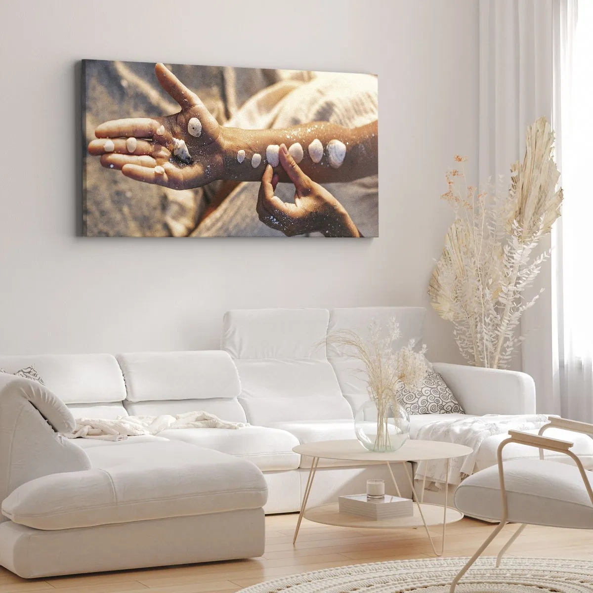 Bild auf Leinwand - Leinwandbild - Hände mit Muscheln auf dem Sandhintergrund angeordnet - 160x50cm - Schönheit an Ihren Fingerspitzen - Moderne Wanddekoration für Wohnzimmer und Schlafzimmer ARTTOR