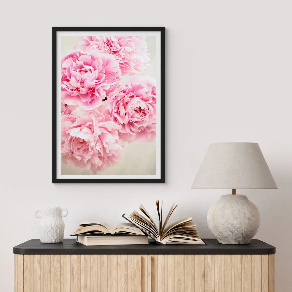 Poster in einem schwarzem Rahmen - Ein Strauß rosa Pfingstrosen auf hellem Hintergrund - 50x70cm - In rosa Glamour - Moderne Wanddekoration für Wohnzimmer und Schlafzimmer ARTTOR