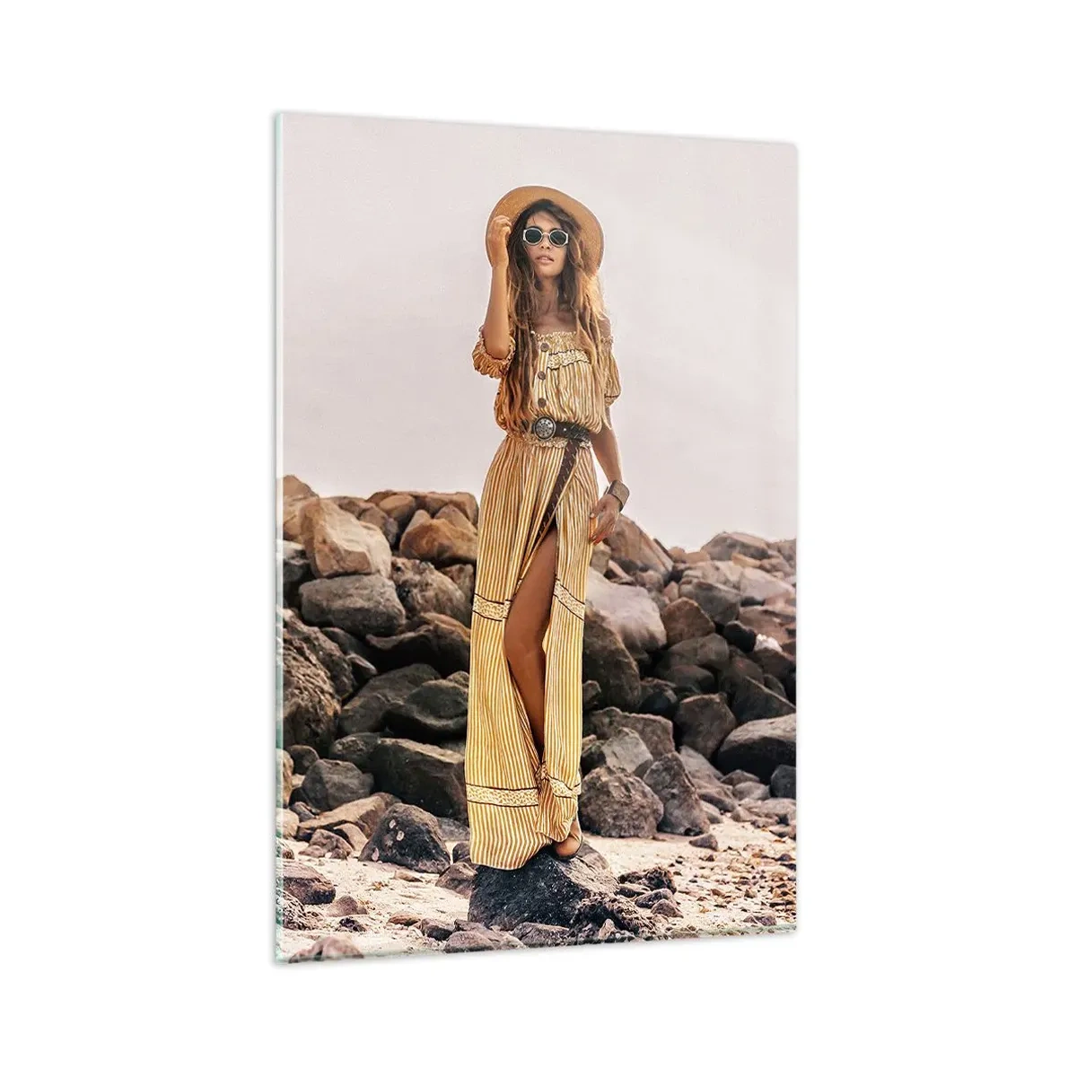 Glasbild - Bild auf glas - Eine Frau im Boho-Stil vor einem felsigen Strandhintergrund - 80x120cm - Die Magie der Steine - Moderne Wanddekoration für Wohnzimmer und Schlafzimmer ARTTOR