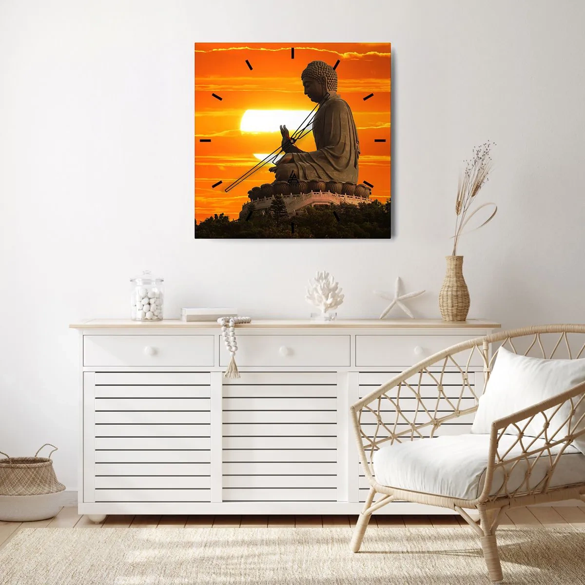 Wanduhr - Glasuhr - Eine buddhistische Statue vor dem Hintergrund eines orangefarbenen Sonnenuntergangs - 30x30cm - Keine Angst vor der Welt - Moderne Wanddekoration für Wohnzimmer und Schlafzimmer ARTTOR