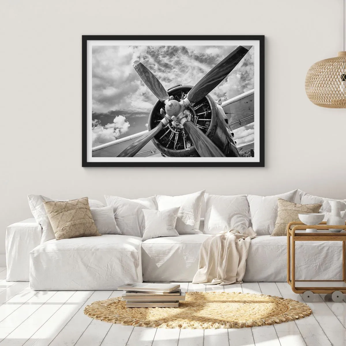 Poster in einem schwarzem Rahmen - Ein Schwarzweißfoto eines Flugzeugpropellers vor einem dynamischen Himmel. - 70x50cm - Eroberer der Lüfte - Moderne Wanddekoration für Wohnzimmer und Schlafzimmer ARTTOR