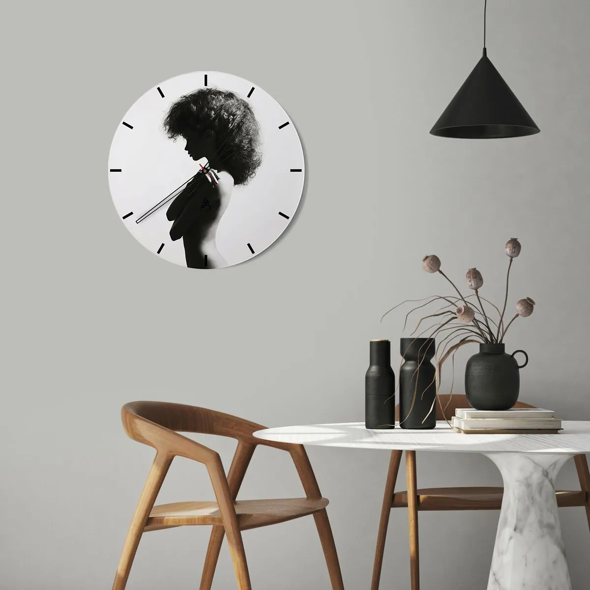 Wanduhr - Glasuhr - Schwarz-Weiß-Porträt einer Frau im Halbprofil mit dynamischer Frisur - 30x30cm - Wie eine Blume auf einem schlanken Stiel - Moderne Wanddekoration für Wohnzimmer, Küche und Schlafzimmer ARTTOR
