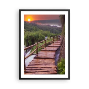 Poster in einem schwarzem Rahmen - Eine Holzbrücke im Grünen und die untergehende Sonne - 50x70cm - Schönheit jenseits des Glaubens - Moderne Wanddekoration für Wohnzimmer und Schlafzimmer ARTTOR