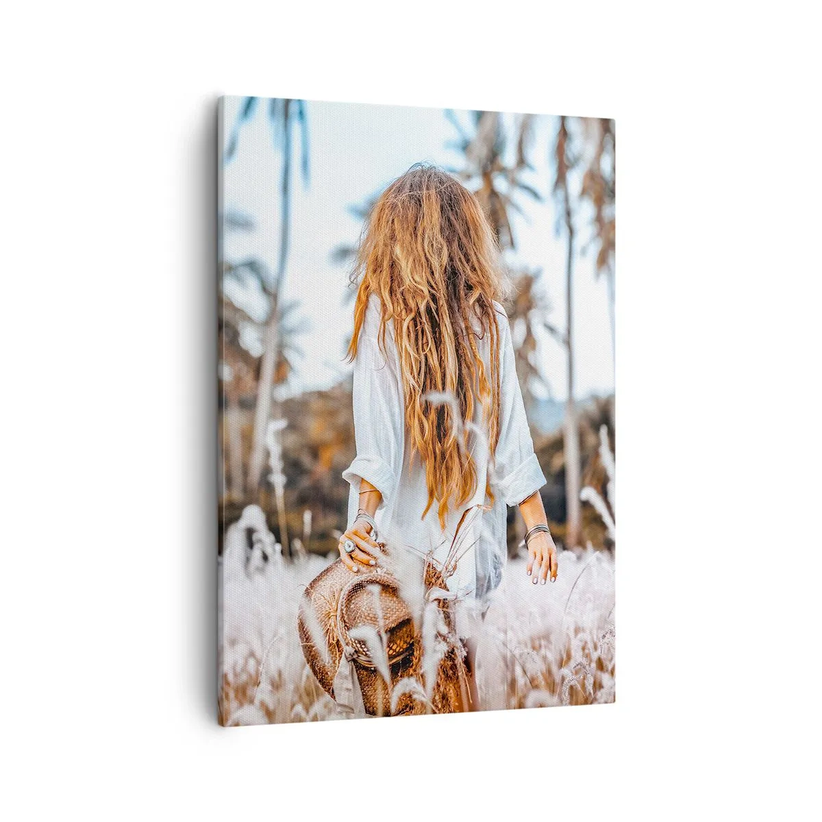 Bild auf Leinwand - Leinwandbild - Eine Frau auf einer Wiese mit Palmen im Hintergrund bei Sonnenuntergang - 50x70cm - Geboren aus Grasflaum - Moderne Wanddekoration für Wohnzimmer und Schlafzimmer ARTTOR