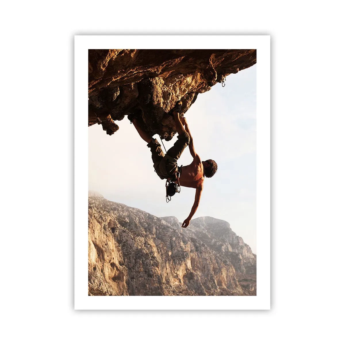 Poster - Klettern im Sonnenschein - 50x70cm - Die Welt ist in einer Hand auf einem Felsblock geschrumpft - Moderne Wanddekoration für Wohnzimmer und Schlafzimmer ARTTOR