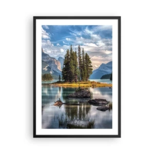 Poster in einem schwarzem Rahmen - Eine Berglandschaft mit einer Insel, umgeben von einem ruhigen See - 50x70cm - An dem tollen und sauberen Wasser ... - Moderne Wanddekoration für Wohnzimmer und Schlafzimmer ARTTOR