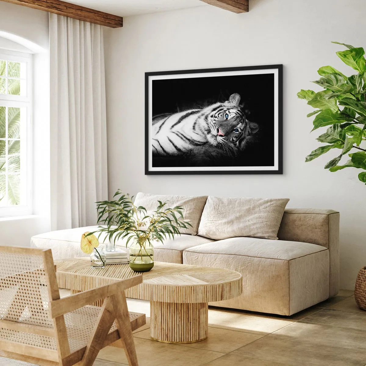 Poster in einem schwarzem Rahmen - Ein künstlerisch gestalteter weißer Tiger vor schwarzem Hintergrund - 70x50cm - Wildnis und Frieden - Moderne Wanddekoration für Wohnzimmer und Schlafzimmer ARTTOR