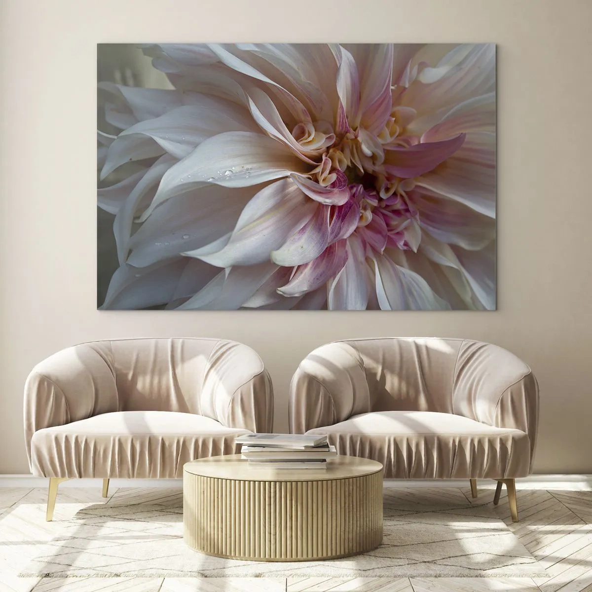 Glasbild - Bild auf glas - Nahaufnahme einer rosa und cremefarbenen Blume mit Wassertropfen - 70x50cm - Blühende Frische - Moderne Wanddekoration für Wohnzimmer und Schlafzimmer ARTTOR