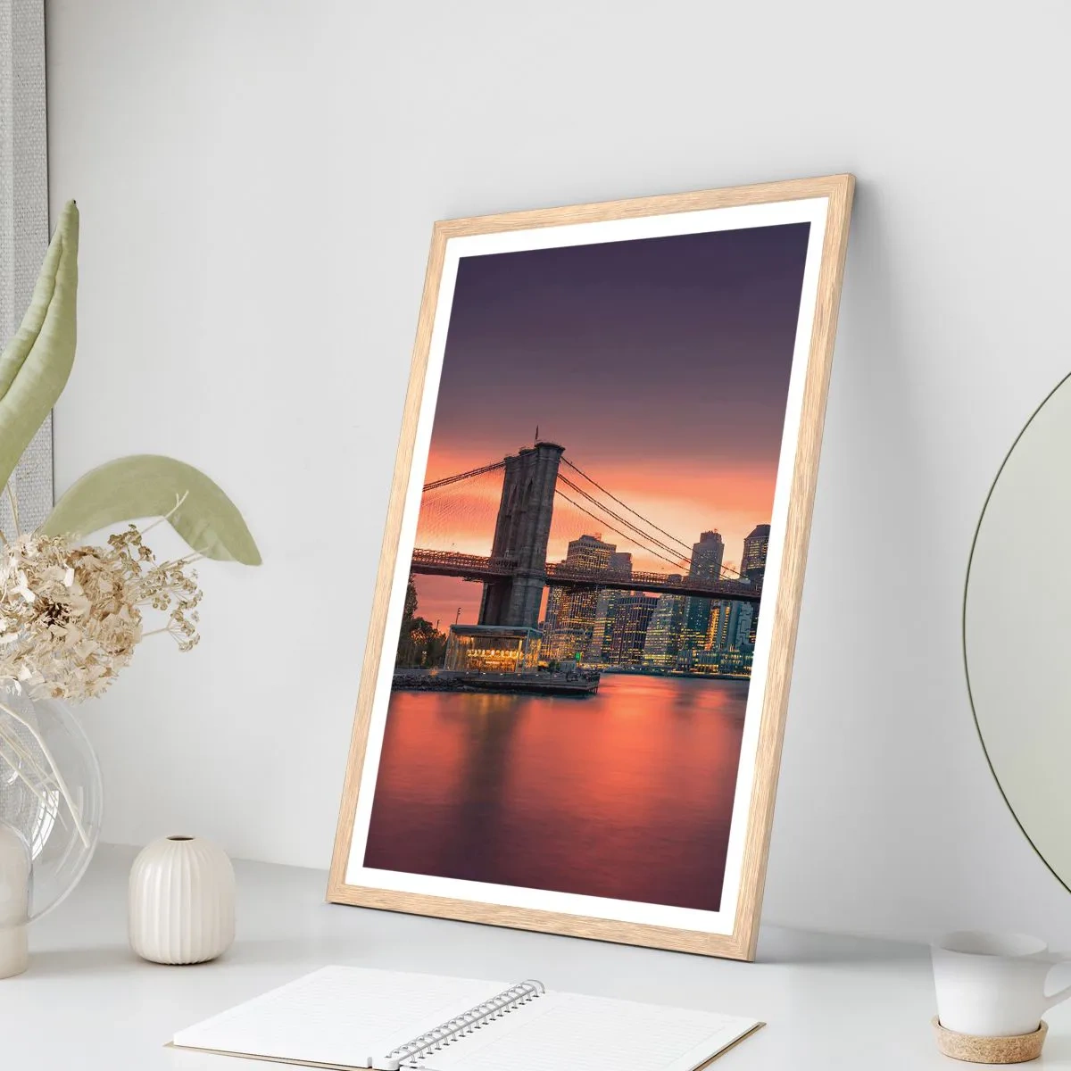 Poster in einem Rahmen aus heller Eiche - Eingetaucht in lila Stille - 61x91 cm