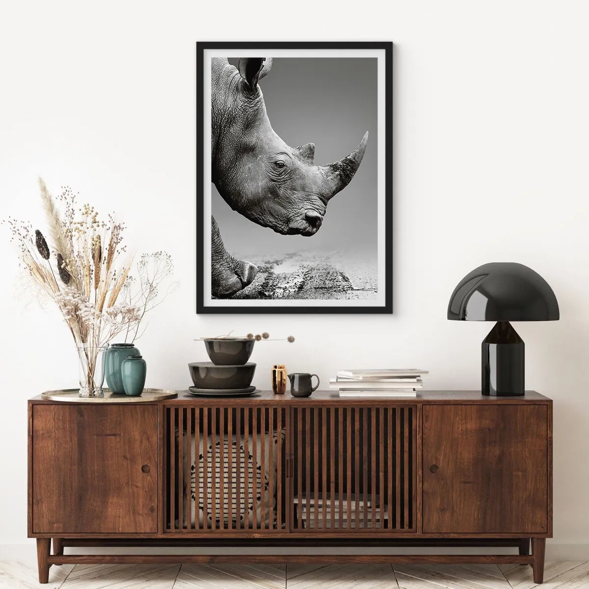 Poster in einem schwarzem Rahmen - Schwarz-Weiß-Nahaufnahme des Kopfes eines Nashorns - 50x70cm - Unaufhaltsame Stärke - Moderne Wanddekoration für Wohnzimmer und Schlafzimmer ARTTOR