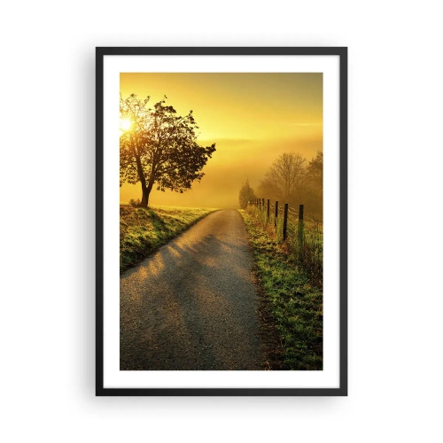Poster in einem schwarzem Rahmen - Eine Straße zwischen den Feldern bei Sonnenaufgang - 50x70cm - Honig-Nachmittag - Moderne Wanddekoration für Wohnzimmer und Schlafzimmer ARTTOR