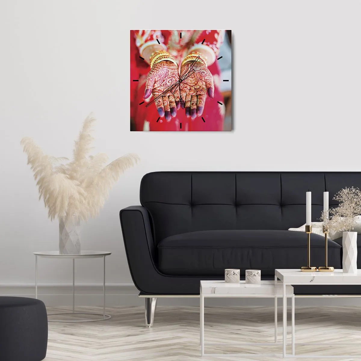 Wanduhr - Glasuhr - Mit Henna verzierte Hände vor dem Hintergrund eines roten Kleides - 30x30cm - Bereit, das Glück zu fangen? - Moderne Wanddekoration für Wohnzimmer und Schlafzimmer ARTTOR