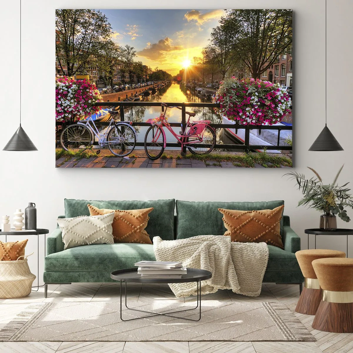 Bild auf Leinwand - Leinwandbild - Fahrräder auf einer Brücke im Schein der untergehenden Sonne - 100x70cm - Frühlingsmorgen in Amsterdam - Moderne Wanddekoration für Wohnzimmer und Schlafzimmer ARTTOR
