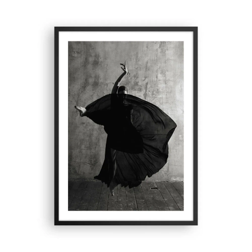 Poster in einem schwarzem Rahmen - Eine Schwarzweißaufnahme einer Tänzerin in dynamischer Bewegung vor einer unbearbeiteten Wand. - 50x70cm - Leidenschaftlicher Gürtel - Moderne Wanddekoration für Wohnzimmer und Schlafzimmer ARTTOR