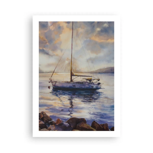 Poster - Ein Segelboot auf ruhigem Wasser im Abendlicht - 50x70cm - Abend in der Bucht - Moderne Wanddekoration für Wohnzimmer und Schlafzimmer ARTTOR